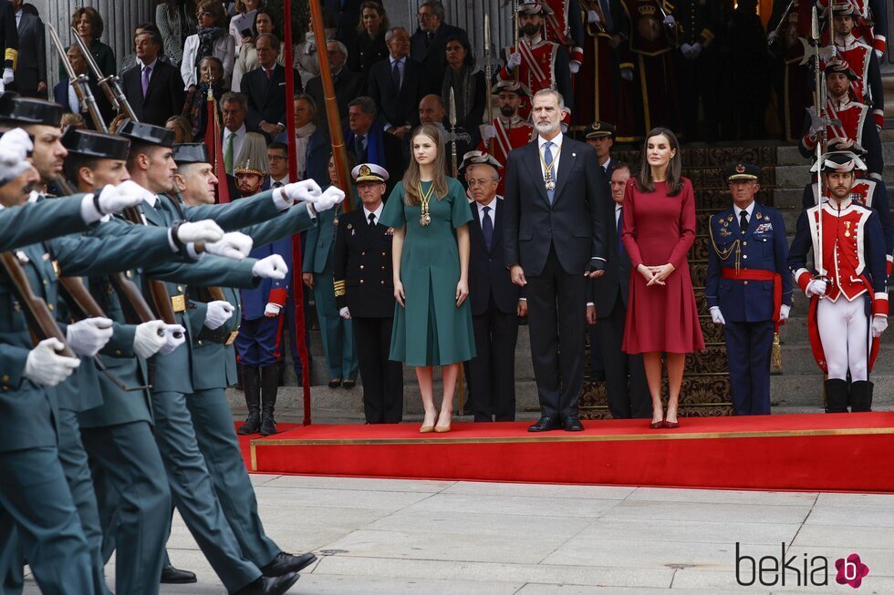 Los Reyes Felipe y Letizia y la Princesa Leonor viendo el desfile militar por la Apertura de la XV Legislatura