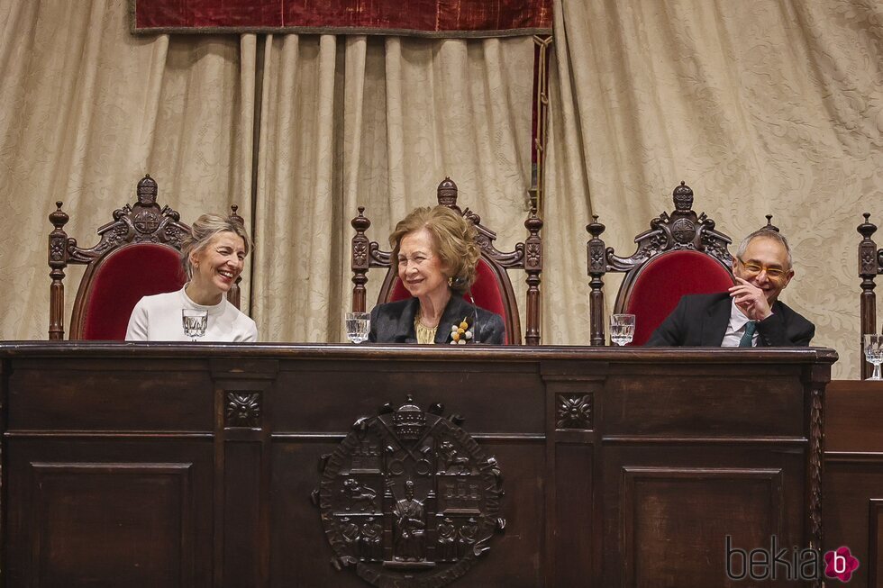 Yolanda Díaz, la Reina Sofía y el rector de la Universidad de Salamanca en la entrega del Premio Reina Sofía de Poesía Iberoamericana