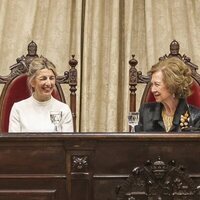 La Reina Sofía y Yolanda Díaz, muy sonrientes en la entrega del Premio Reina Sofía de Poesía Iberoamericana