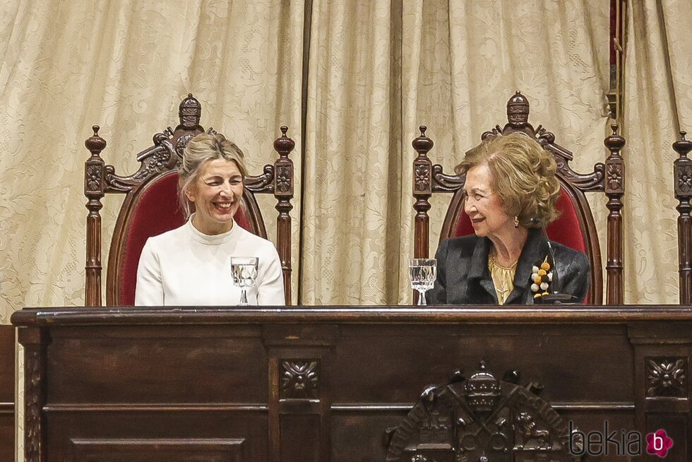 La Reina Sofía y Yolanda Díaz, muy sonrientes en la entrega del Premio Reina Sofía de Poesía Iberoamericana