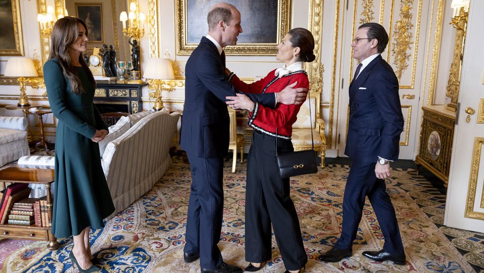 El Príncipe Guillermo y Victoria de Suecia se saludan en presencia de Kate Middleton y Daniel de Suecia