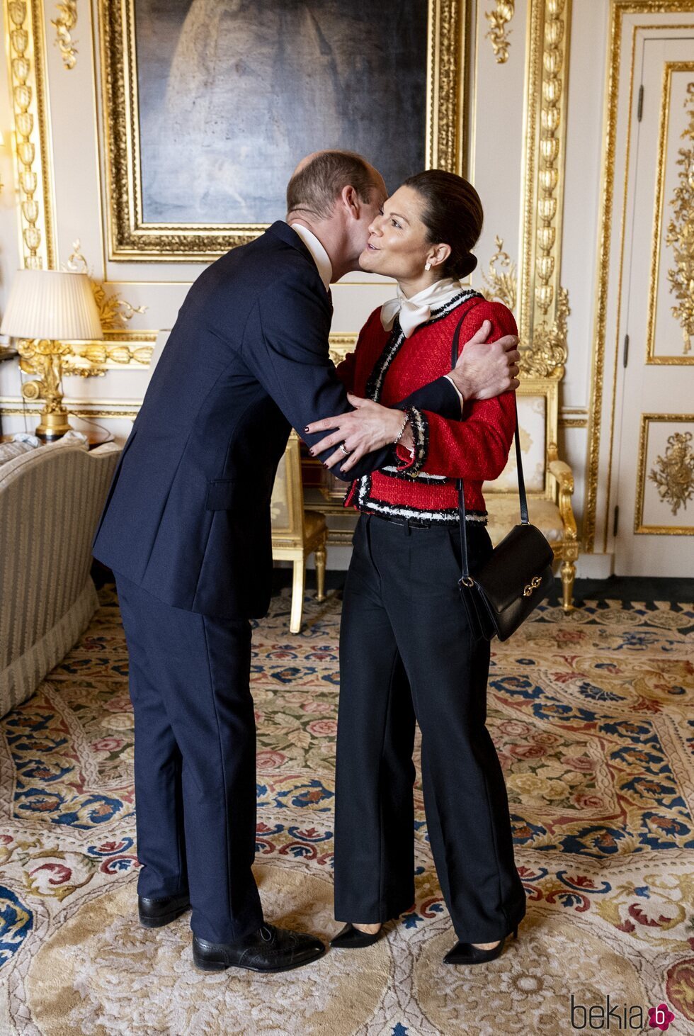 El Príncipe Guillermo y Victoria de Suecia se saludan con un beso en Windsor Castle