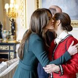 Kate Middleton y Victoria de Suecia se dan un beso mientras el Príncipe Guillermo y Daniel de Suecia se dan la mano