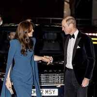 El Príncipe Guillermo y Kate Middleton se cogen de la mano y se dedican una sonrisa en la Royal Variety Performance 2023