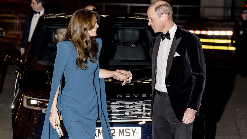 El Príncipe Guillermo y Kate Middleton se cogen de la mano y se dedican una sonrisa en la Royal Variety Performance 2023
