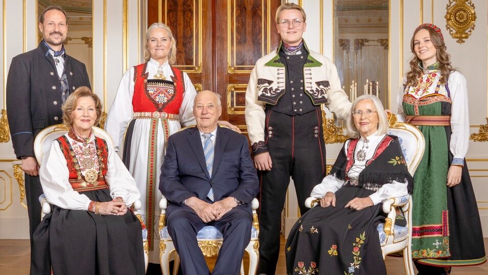 La Familia Real Noruega y la madre de Mette-Marit de Noruega en el 18 cumpleaños de Sverre Magnus de Noruega