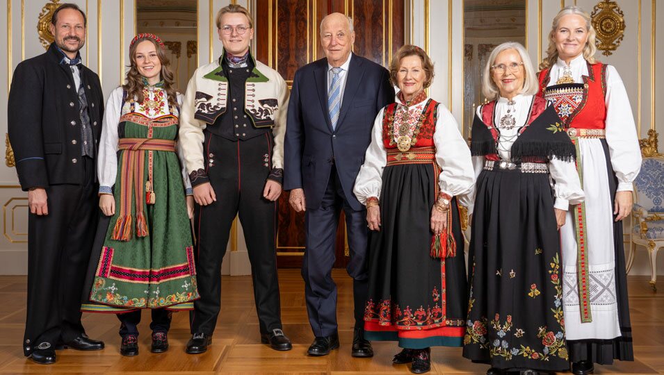 La Familia Real Noruega y la madre de Mette-Marit de Noruega con los trajes tradicionales noruegos en el 18 cumpleaños de Sverre Magnus de Noruega