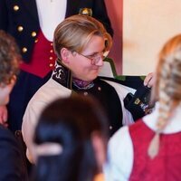 Sverre Magnus de Noruega mostrando el bordado de Sonia de Noruega en su bunad en el almuerzo por su 18 cumpleaños