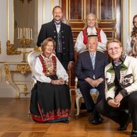 Sverre Magnus de Noruega con sus padres, su hermana y sus abuelos en su 18 cumpleaños