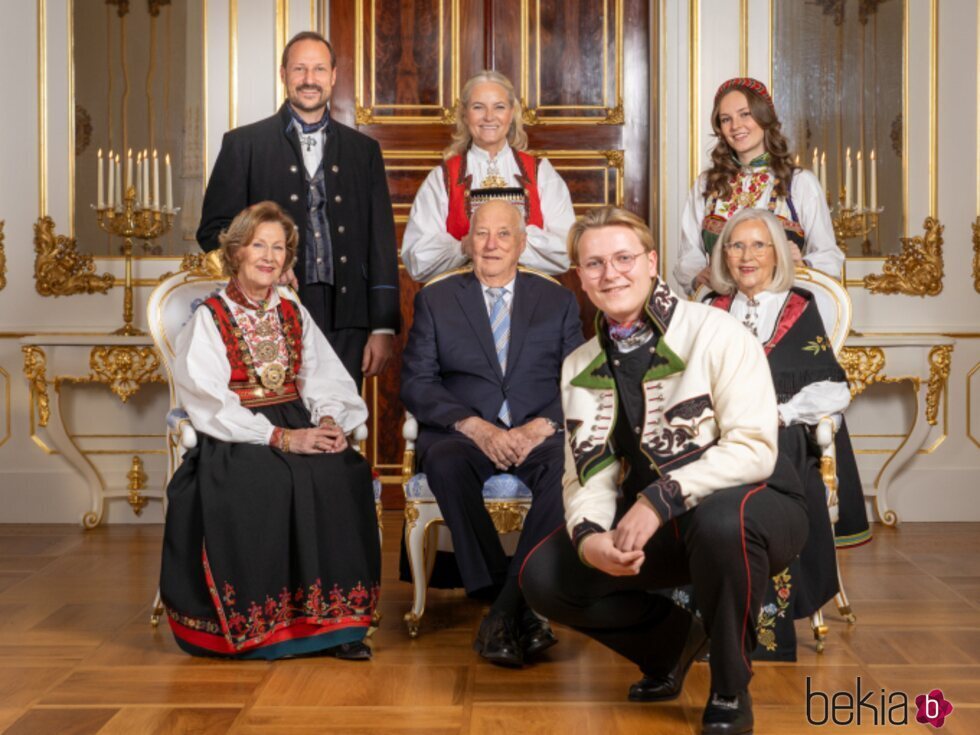 Sverre Magnus de Noruega con sus padres, su hermana y sus abuelos en su 18 cumpleaños
