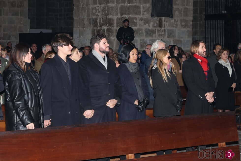 Paco y Manuel Velasco y demás familia en el funeral de Concha Velasco