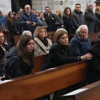 Manuela Velasco y el nieto de Concha Velasco, Samuel, en el funeral en Valladolid