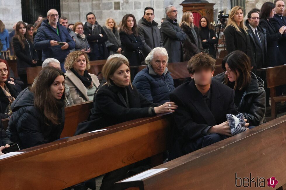 Manuela Velasco y el nieto de Concha Velasco, Samuel, en el funeral en Valladolid