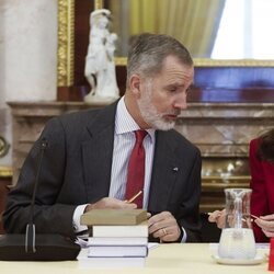 Los Reyes Felipe y Letizia hablando en la reunión del Patronato del Instituto Cervantes