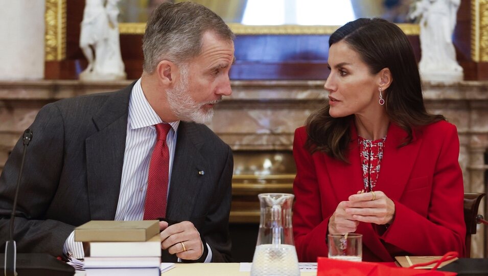Los Reyes Felipe y Letizia hablando en la celebración de la reunión del Patronato del Instituto Cervantes