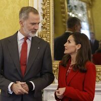 Los Reyes Felipe y Letizia, muy cómplices en la reunión del Patronato del Instituto Cervantes