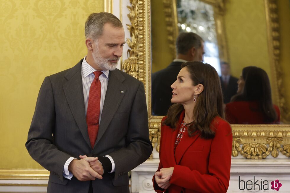 Los Reyes Felipe y Letizia, muy cómplices en la reunión del Patronato del Instituto Cervantes