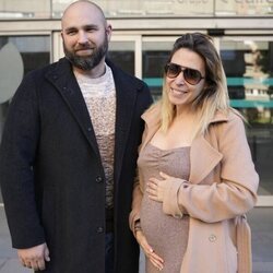 Gisela y su novio José Ángel Ortega a la salida del hospital
