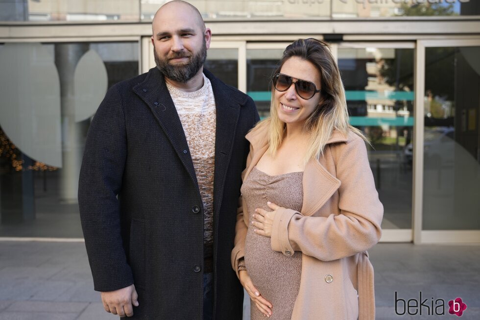 Gisela y su novio José Ángel Ortega a la salida del hospital
