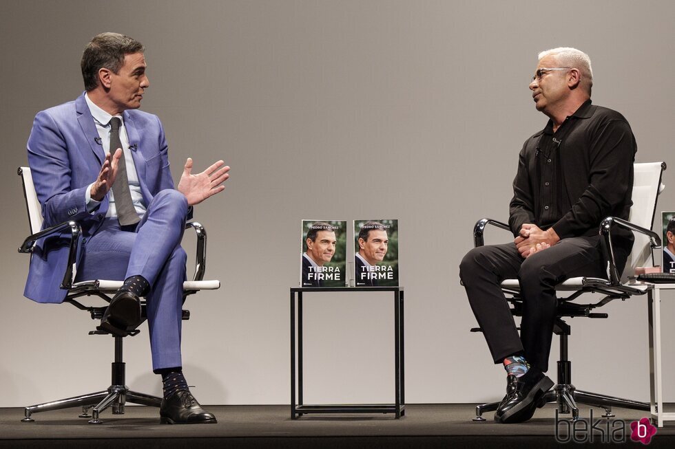 Pedro Sánchez y Jorge Javier Vázquez en la presentación del libro del Presidente del Gobierno