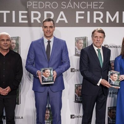 Jorge Javier Vázquez, Pedro Sánchez y Ángeles Caballero en la presentación del libro del Presidente del Gobierno