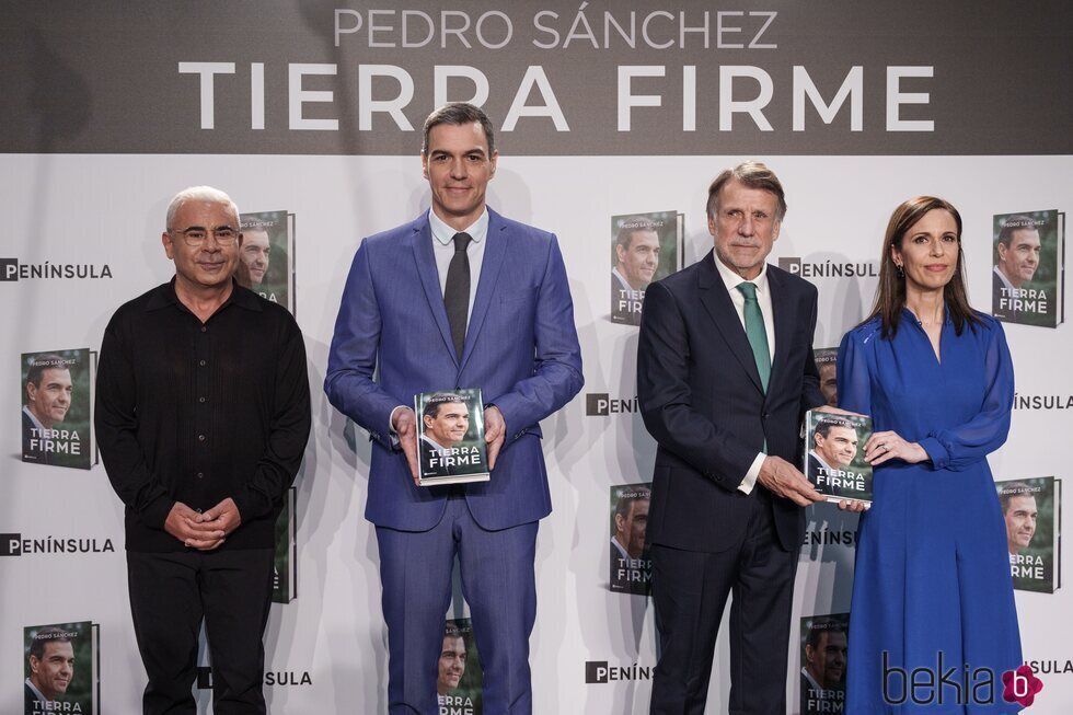 Jorge Javier Vázquez, Pedro Sánchez y Ángeles Caballero en la presentación del libro del Presidente del Gobierno