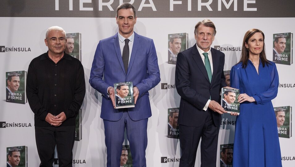 Jorge Javier Vázquez, Pedro Sánchez y Ángeles Caballero en la presentación del libro del Presidente del Gobierno