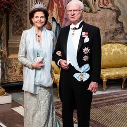Carlos Gustavo y Silvia de Suecia en la cena a los premiados con el Nobel 2023
