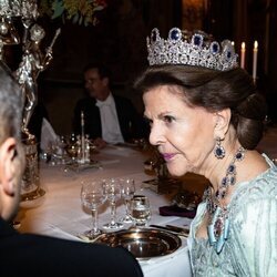 Silvia de Suecia con la Tiara Leuchtenberg en la cena a los premiados con el Nobel 2023