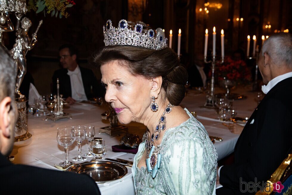 Silvia de Suecia con la Tiara Leuchtenberg en la cena a los premiados con el Nobel 2023