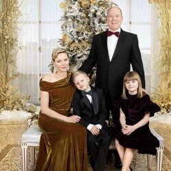 Alberto y Charlene de Mónaco y sus hijos Jacques y Gabriella en su felicitación navideña 2023