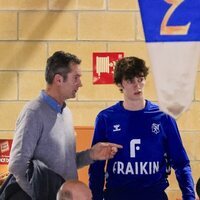 Iñaki Urdangarin dando consejos a su hijo Pablo Urdangarin en un partido de balonmano en Irun