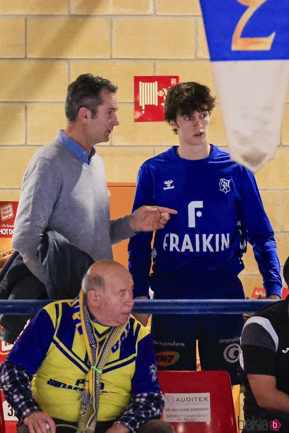 Iñaki Urdangarin dando consejos a su hijo Pablo Urdangarin en un partido de balonmano en Irun