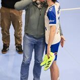 Pablo Urdangarin besa a Iñaki Urdangarin en un partido de balonmano en Irun