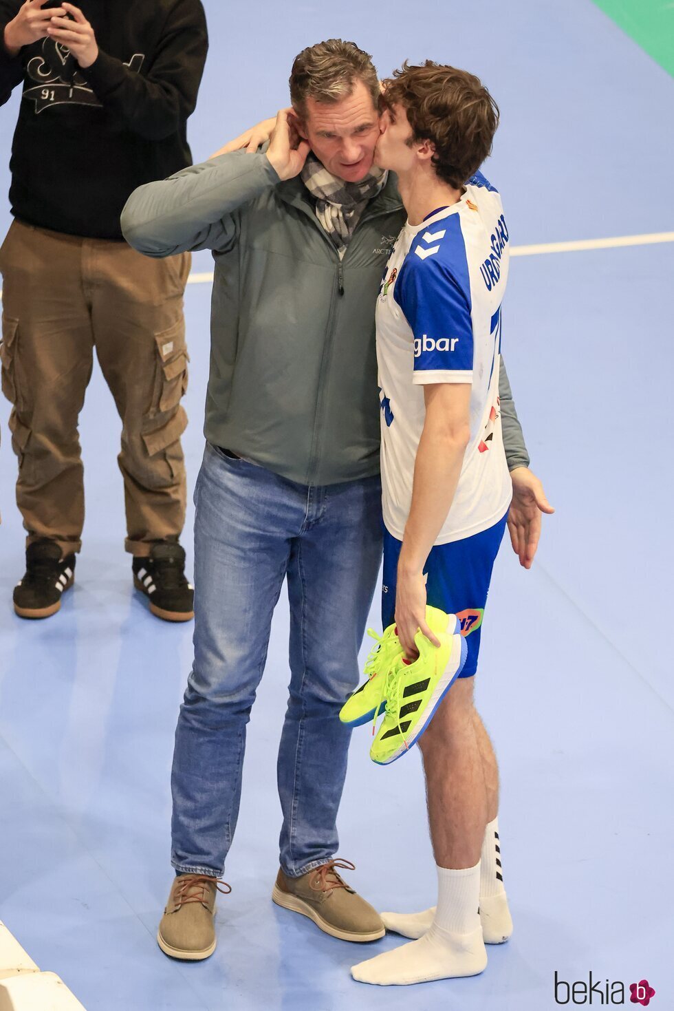 Pablo Urdangarin besa a Iñaki Urdangarin en un partido de balonmano en Irun