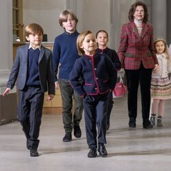 Silvia de Suecia y sus nietos Oscar de Suecia, Nicolas de Suecia, Alexander de Suecia, Gabriel de Suecia y Adrienne de Suecia