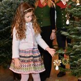 Adrienne de Suecia colocando adornos navideños en la recogida de árboles de Navidad