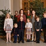 Silvia de Suecia y sus 8 nietos en la recogida de árboles de Navidad