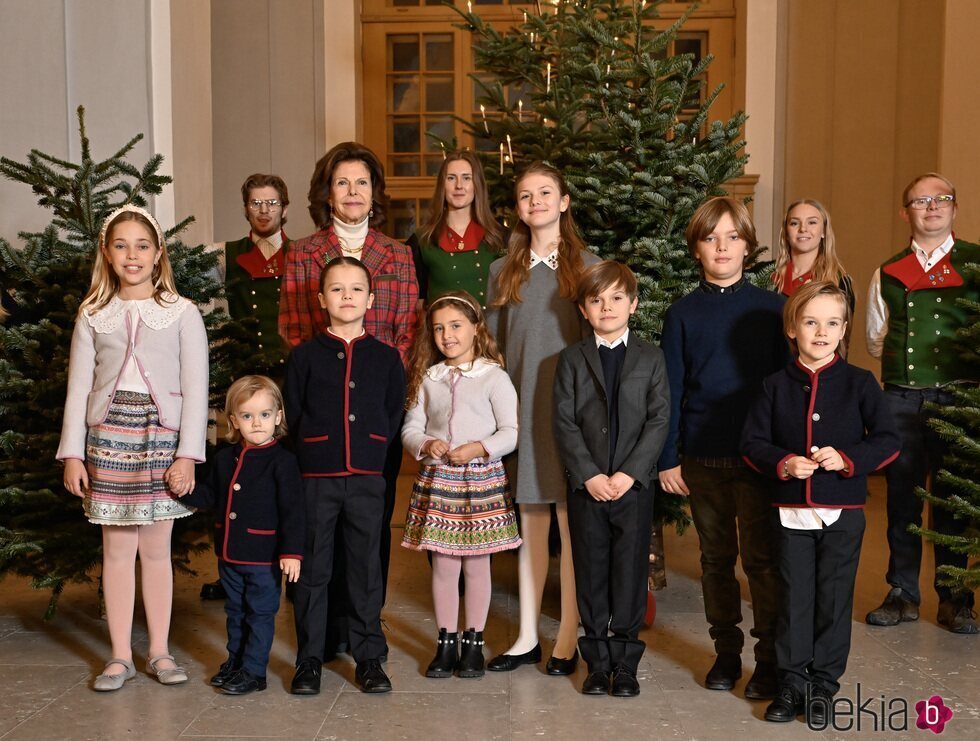 Silvia de Suecia y sus 8 nietos en la recogida de árboles de Navidad