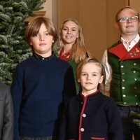 Nicolas de Suecia y Gabriel de Suecia en la recogida de árboles de Navidad