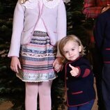 Leonore de Suecia y Julian de Suecia en la recogida de árboles de Navidad