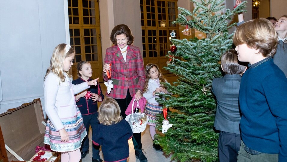 Silvia de Suecia decorando un árbol de Navidad con sus nietos