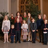 Silvia de Suecia y sus nietos en la recogida de árboles de Navidad en el Palacio Real de Estocolmo