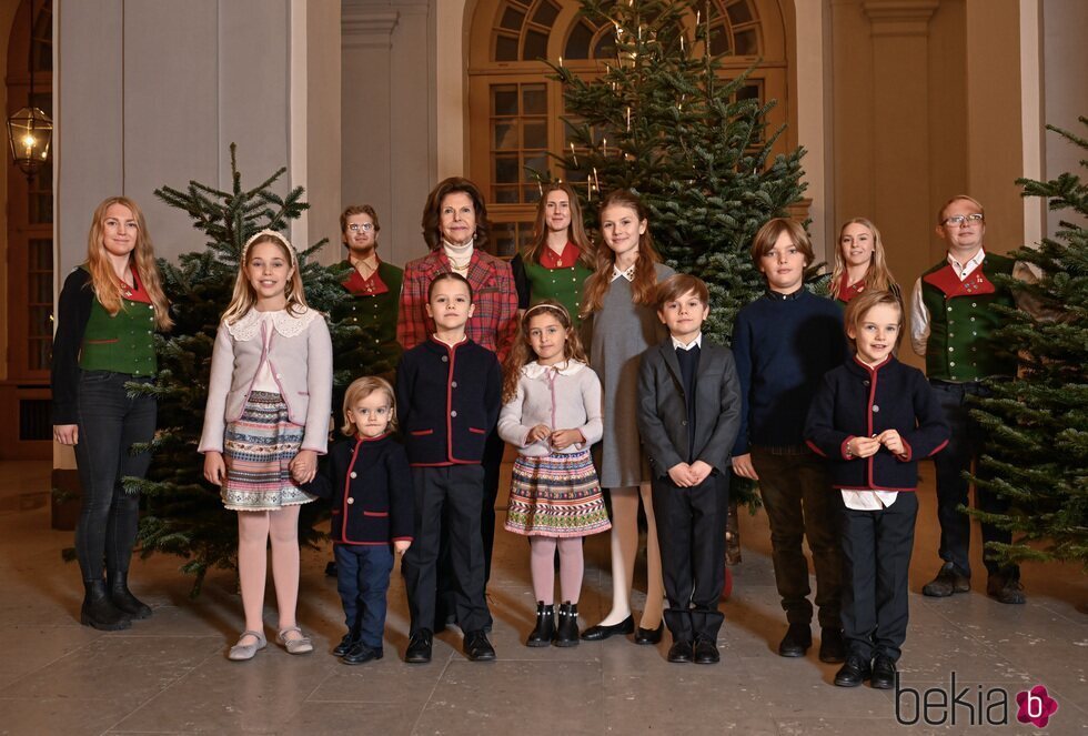 Silvia de Suecia y sus nietos en la recogida de árboles de Navidad en el Palacio Real de Estocolmo