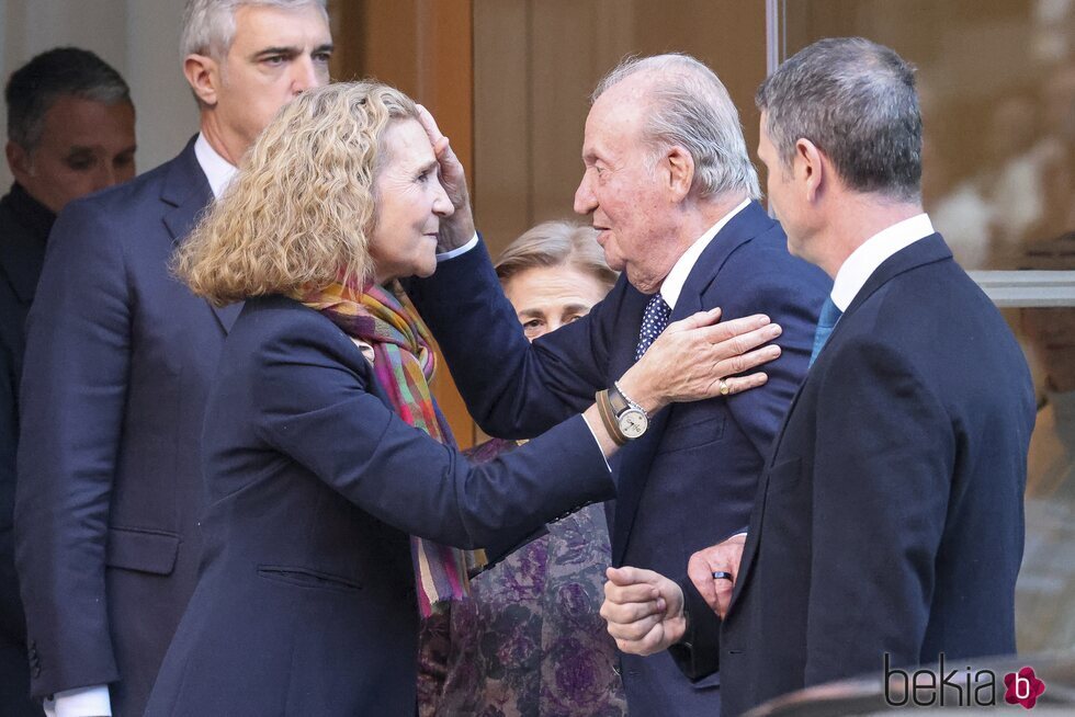 La peculiar despedida del Rey Juan Carlos y su hija la Infanta Elena