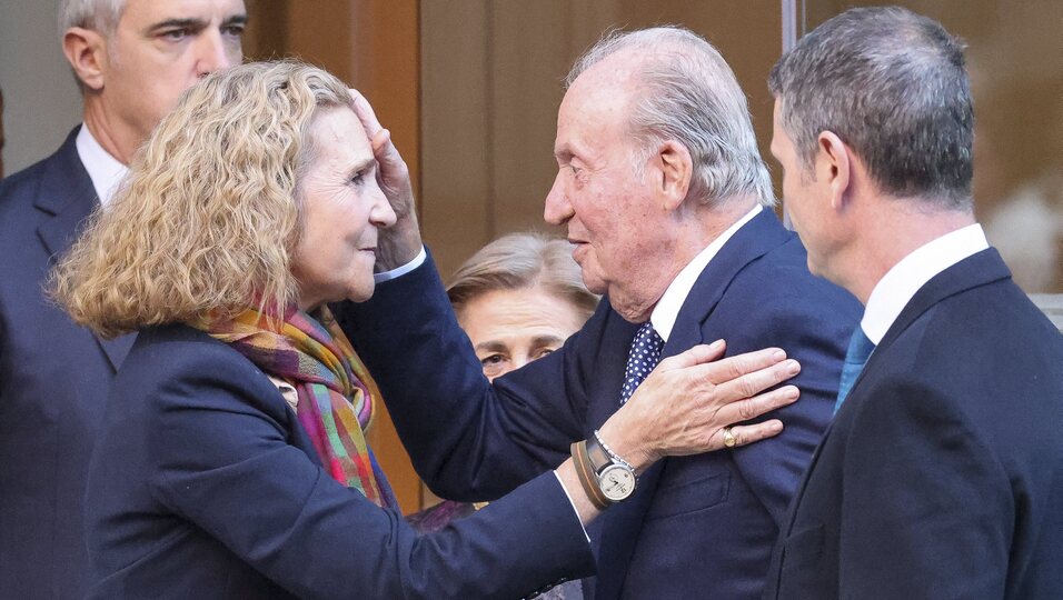 La peculiar despedida del Rey Juan Carlos y su hija la Infanta Elena