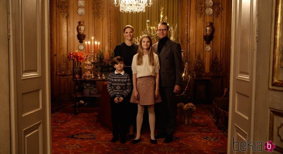 Victoria y Daniel de Suecia y sus hijos Estelle y Oscar en su felicitación de Navidad 2023