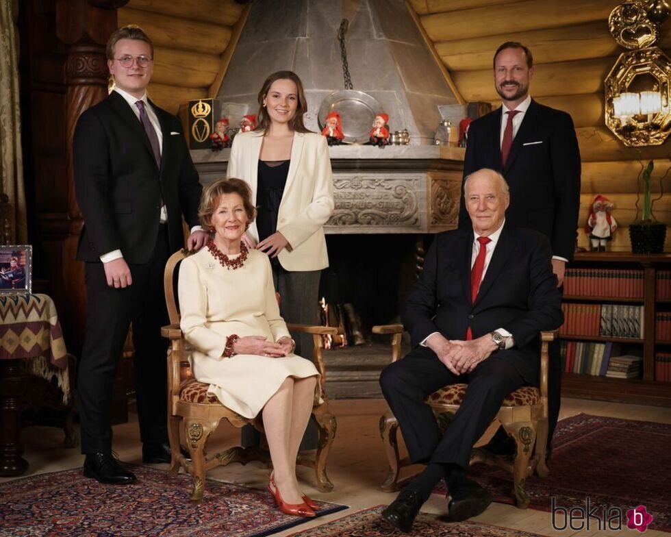 Los Reyes de Noruega, Haakon de Noruega y sus hijos en su posado navideño 2023 en Kongsseteren