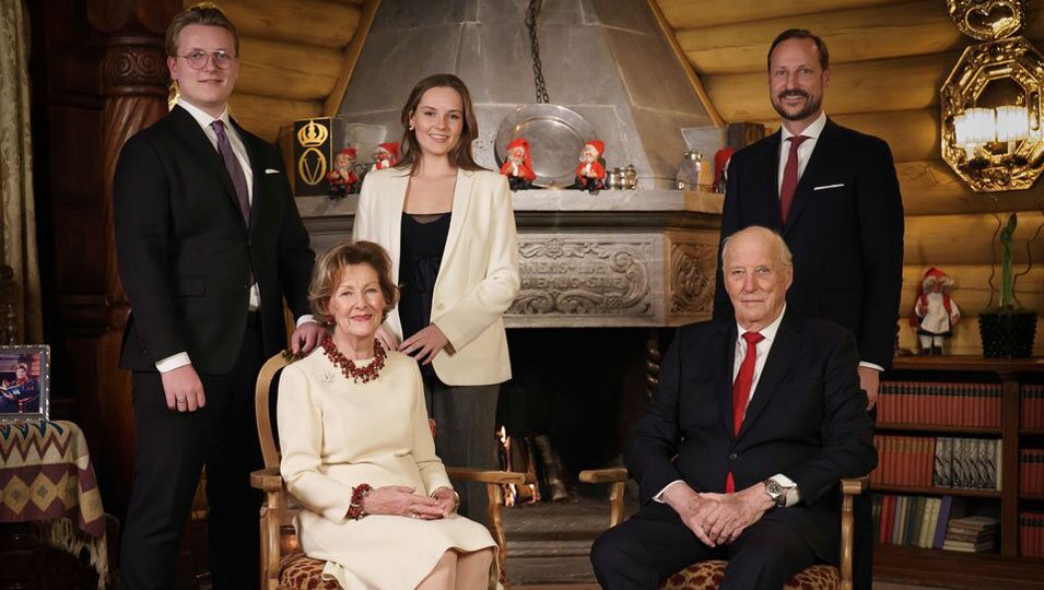 Los Reyes de Noruega, Haakon de Noruega y sus hijos en su posado navideño 2023 en Kongsseteren