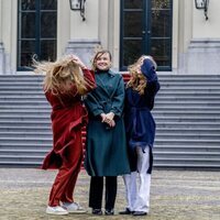 Amalia, Ariane y Alexia de Holanda, despeinadas en su posado navideño en el Palacio Huis ten Bosch